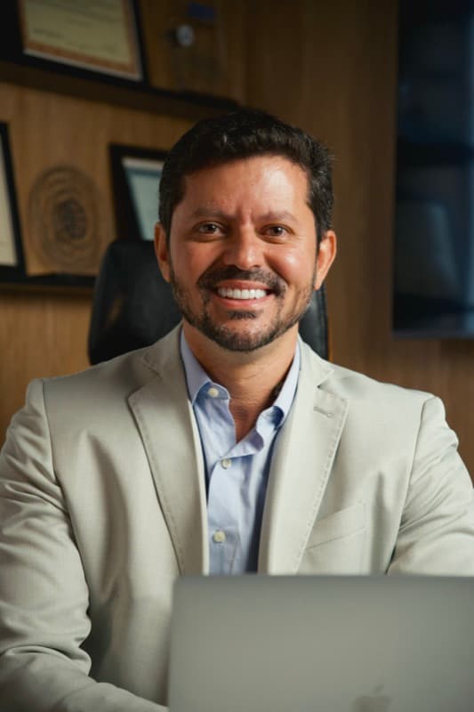 Dr. Flávio Pinheiro — implantodontista, especialista em implantes dentários pela ABO Santos